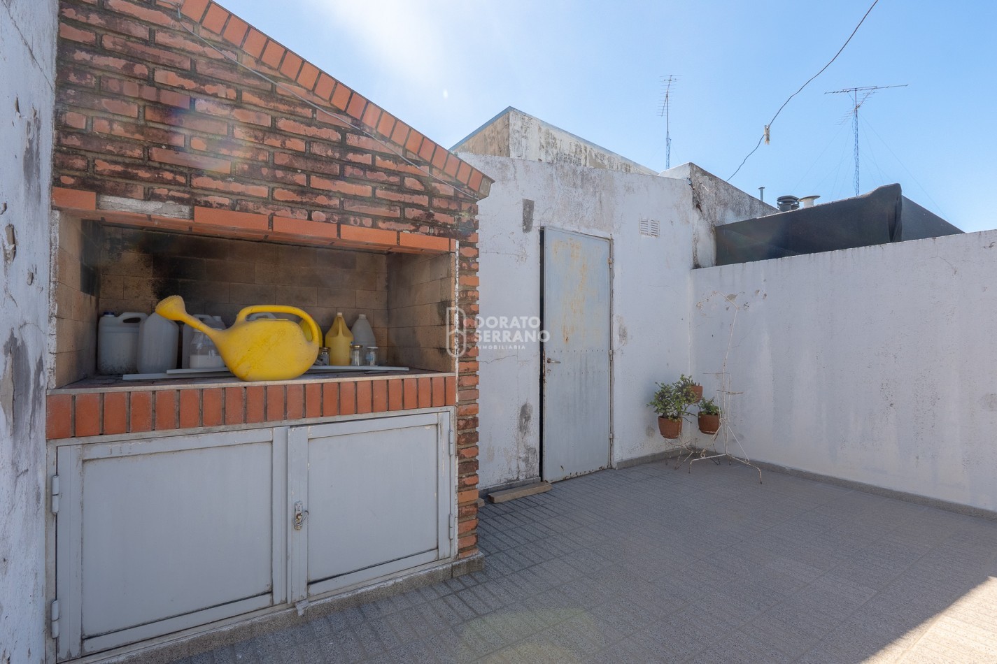 CASA + LOCAL SOBRE AVENIDA! 14 MTS. DE FRENTE!