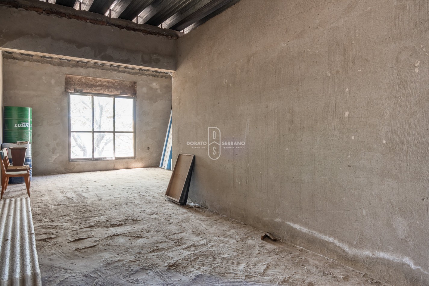 ICONICO SALON COMERCIAL + DEPTOS. A TERMINAR.  