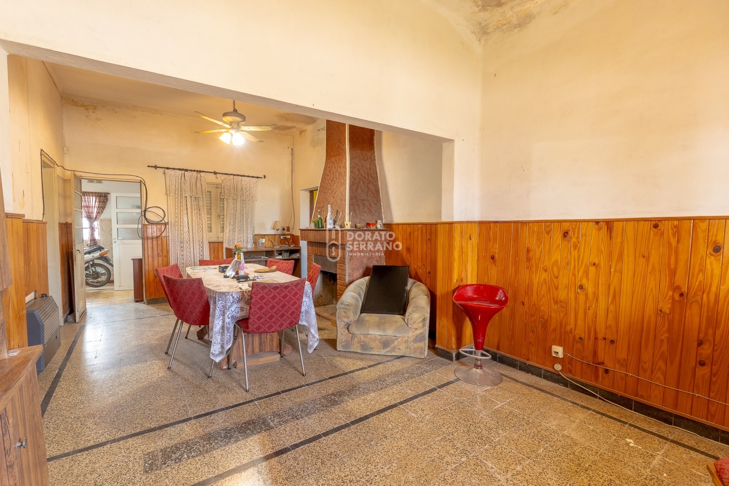 CASA EN ESQUINA! TODOS LOS SERVICIOS!