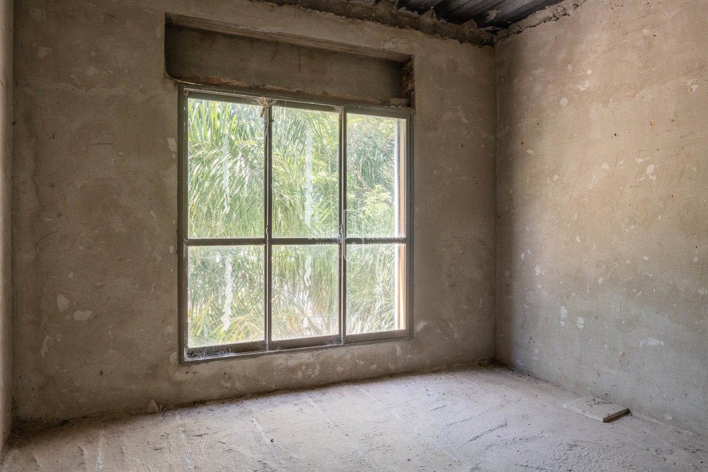 ICONICO SALON COMERCIAL + DEPTOS. A TERMINAR.  