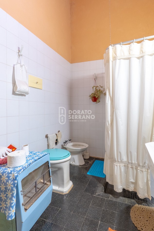 CASA EN ESQUINA & TODOS LOS SERVICIOS.