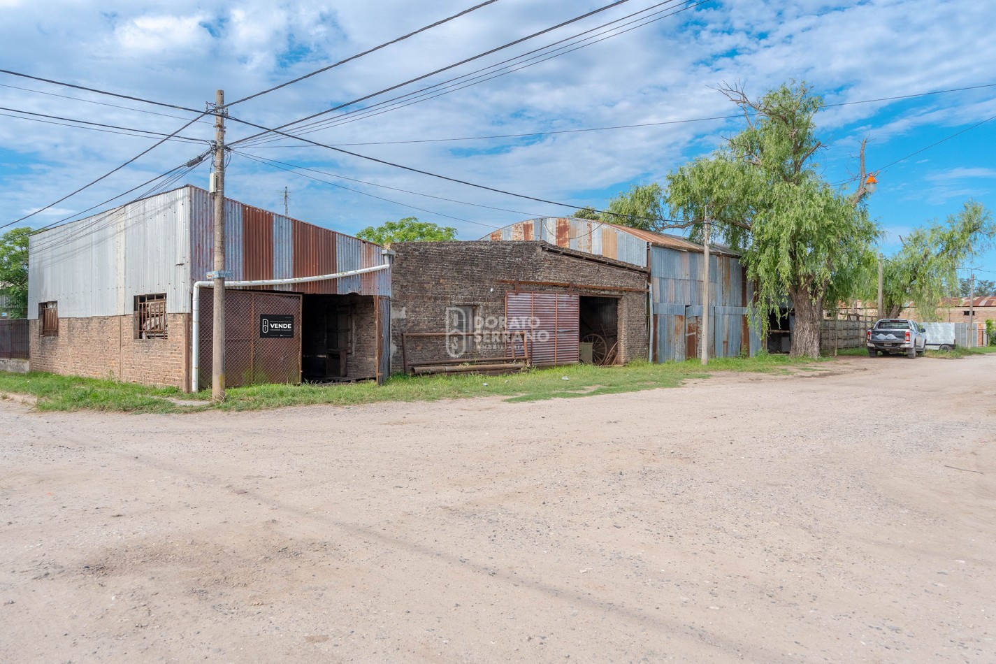 LOTE EN ESQUINA + PLUS: GALPONES DEPOSITO.