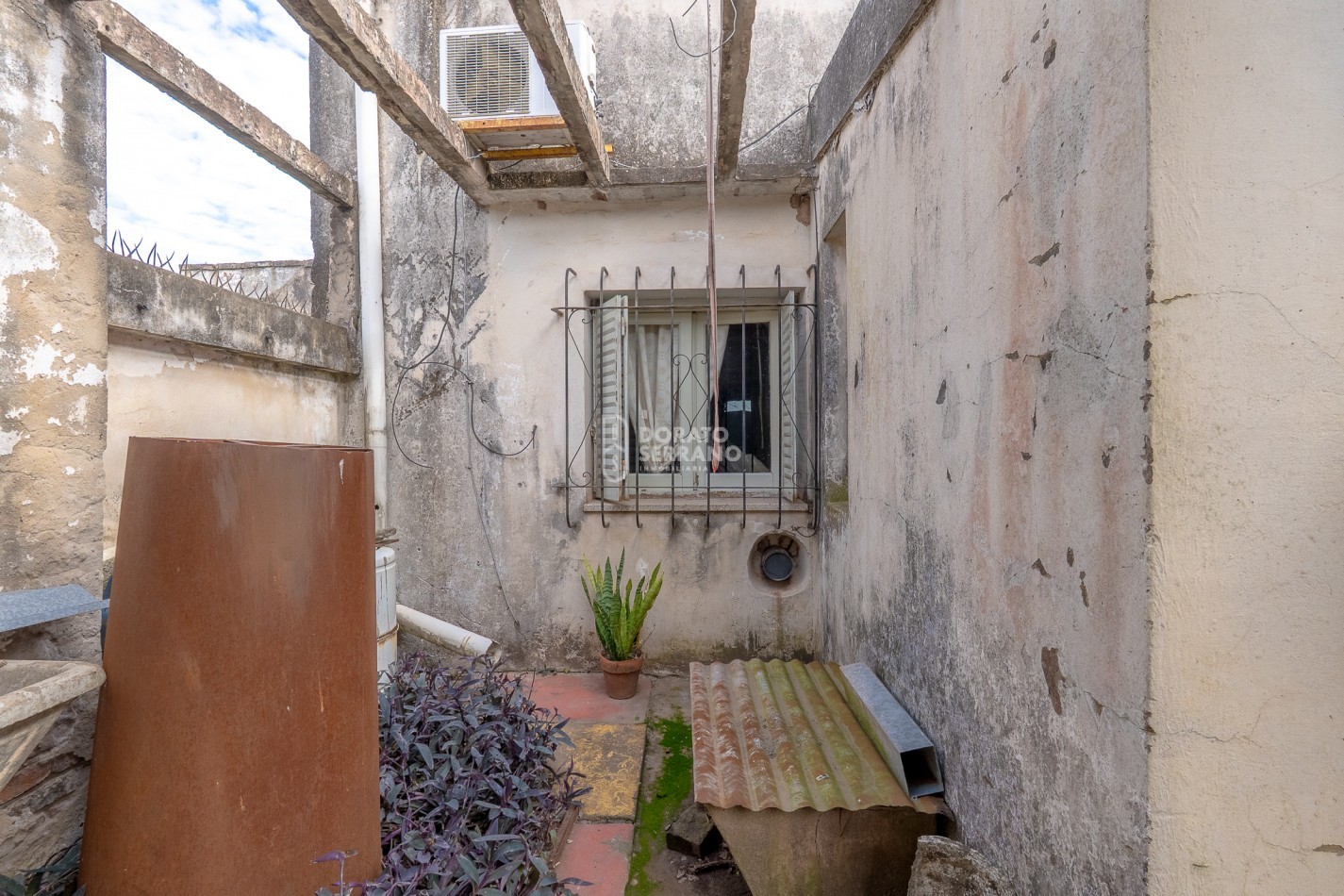 CASA EN ESQUINA & TODOS LOS SERVICIOS.