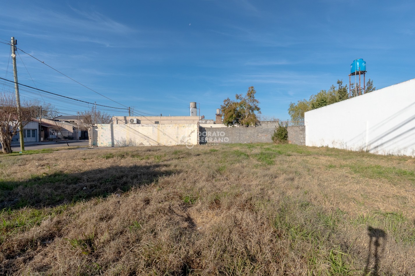 LOTE EN ESQUINA. Todos los servicios!