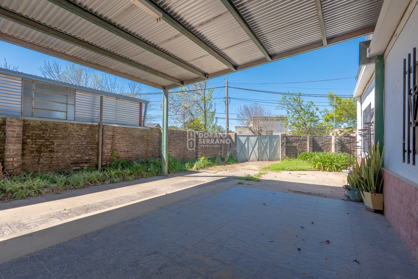 GRAN SUPERFICIE - TODOS LOS SERVICIOS - CASA A RECICLAR!