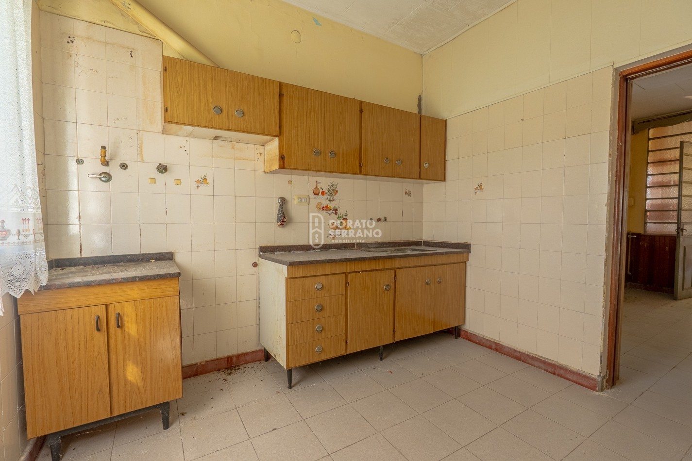 GRAN SUPERFICIE - TODOS LOS SERVICIOS - CASA A RECICLAR!