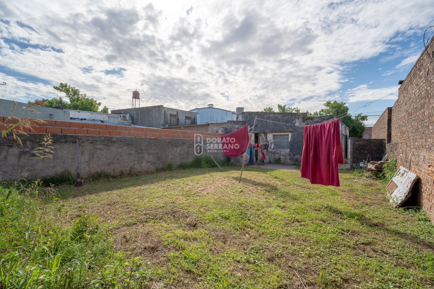 LOTE + PLUS CASA A DEMOLER O RECICLAR - TODOS LOS SERVICIOS EN SECTOR URBANO.