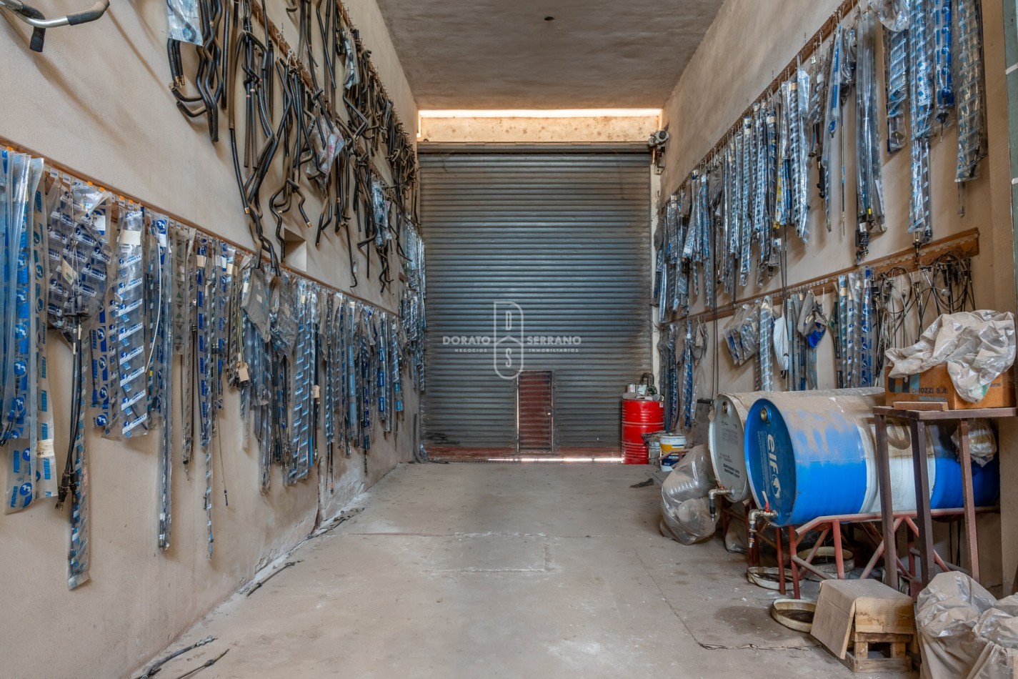 ICONICO SALON COMERCIAL + DEPTOS. A TERMINAR.  