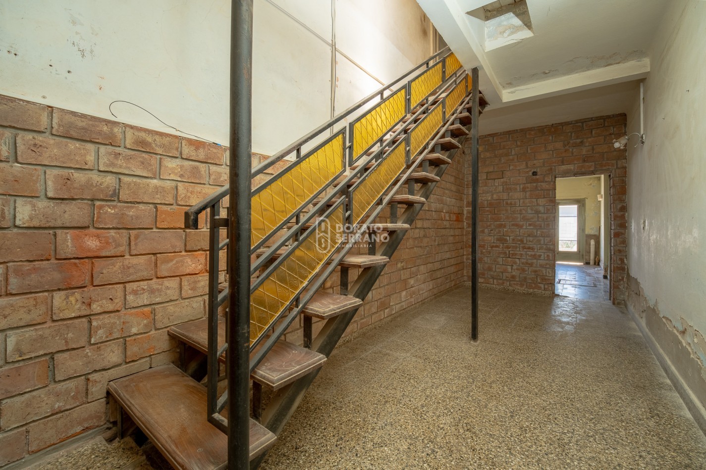 CASA CON LOCAL - PROYECTAR SIN LIMITES! AREA CENTRAL! 