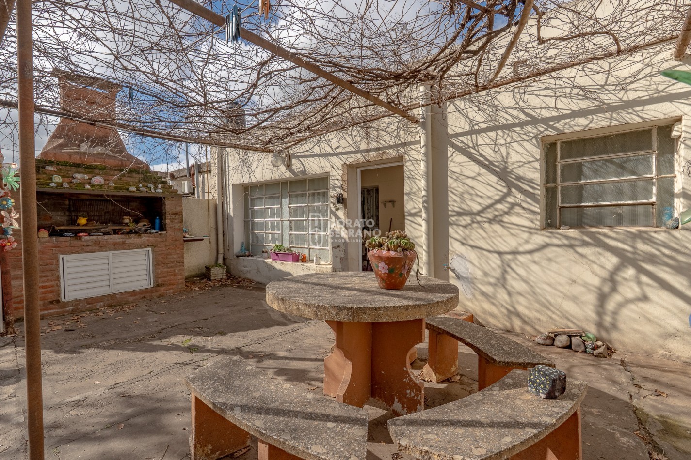 CASA + 750 M2 DE LOTE! Todos los servicios!