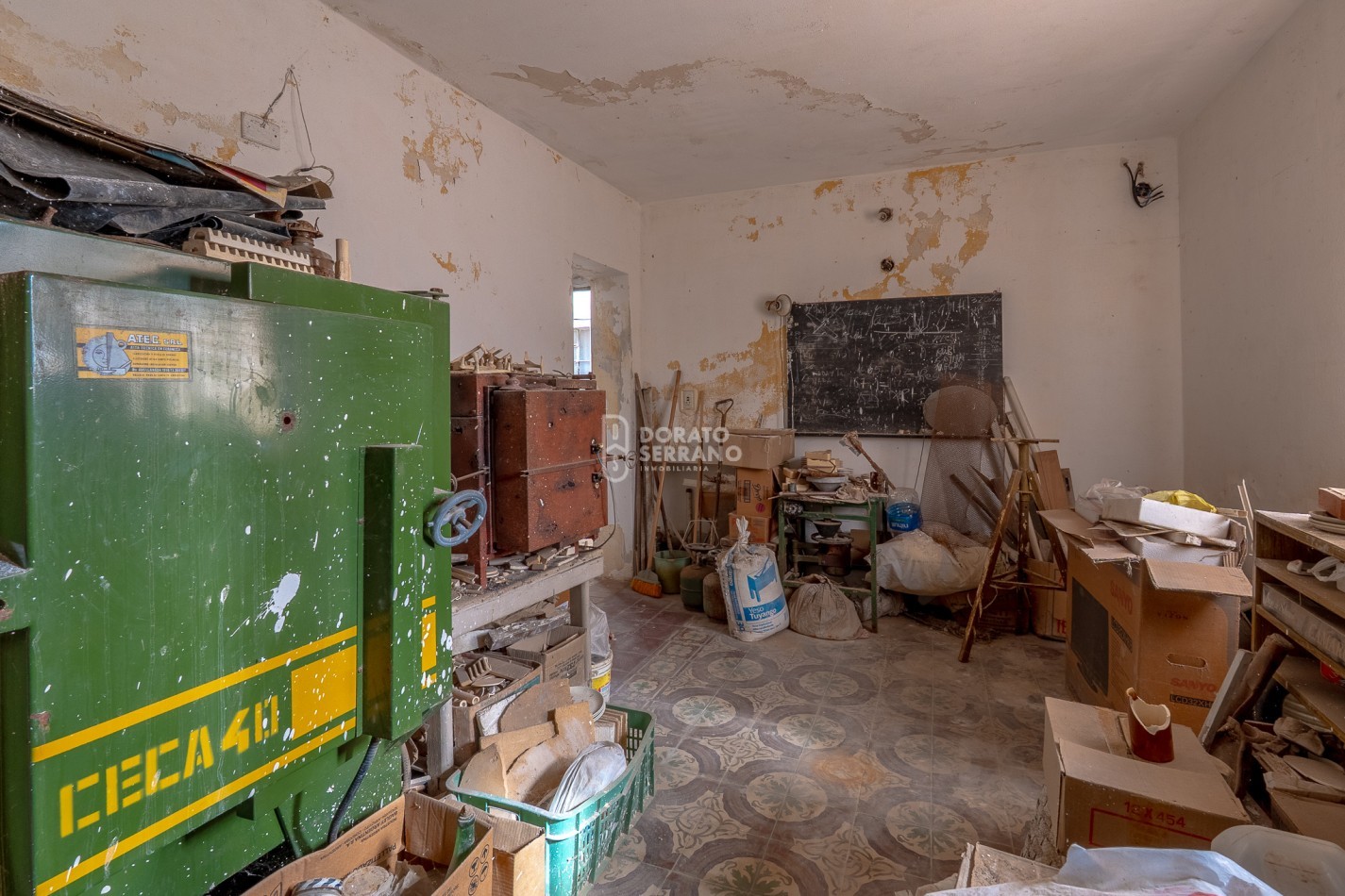 CASA EN ESQUINA & TODOS LOS SERVICIOS.