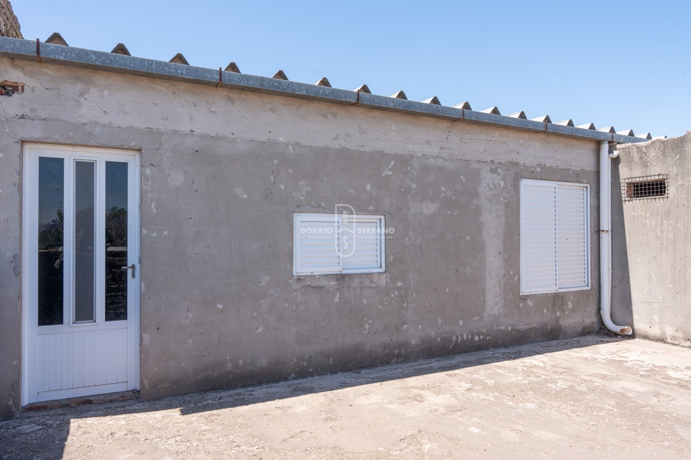 ICONICO SALON COMERCIAL + DEPTOS. A TERMINAR.  