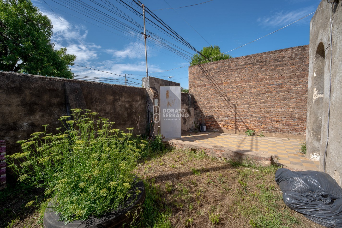 LOTE + PLUS CASA A DEMOLER O RECICLAR - TODOS LOS SERVICIOS EN SECTOR URBANO.