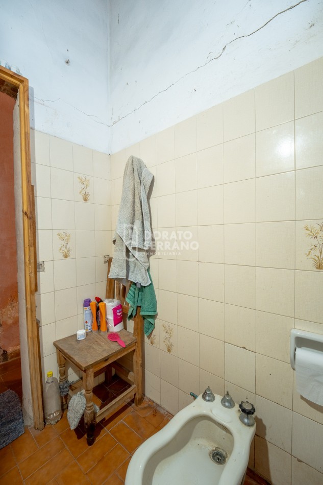 LOTE + PLUS CASA A DEMOLER O RECICLAR - TODOS LOS SERVICIOS EN SECTOR URBANO.