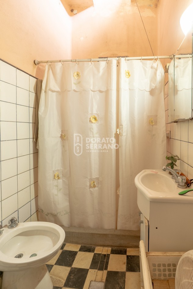 CASA EN ESQUINA! TODOS LOS SERVICIOS!