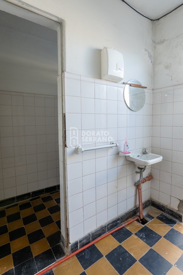 CASA + LOCAL SOBRE AVENIDA! 14 MTS. DE FRENTE!