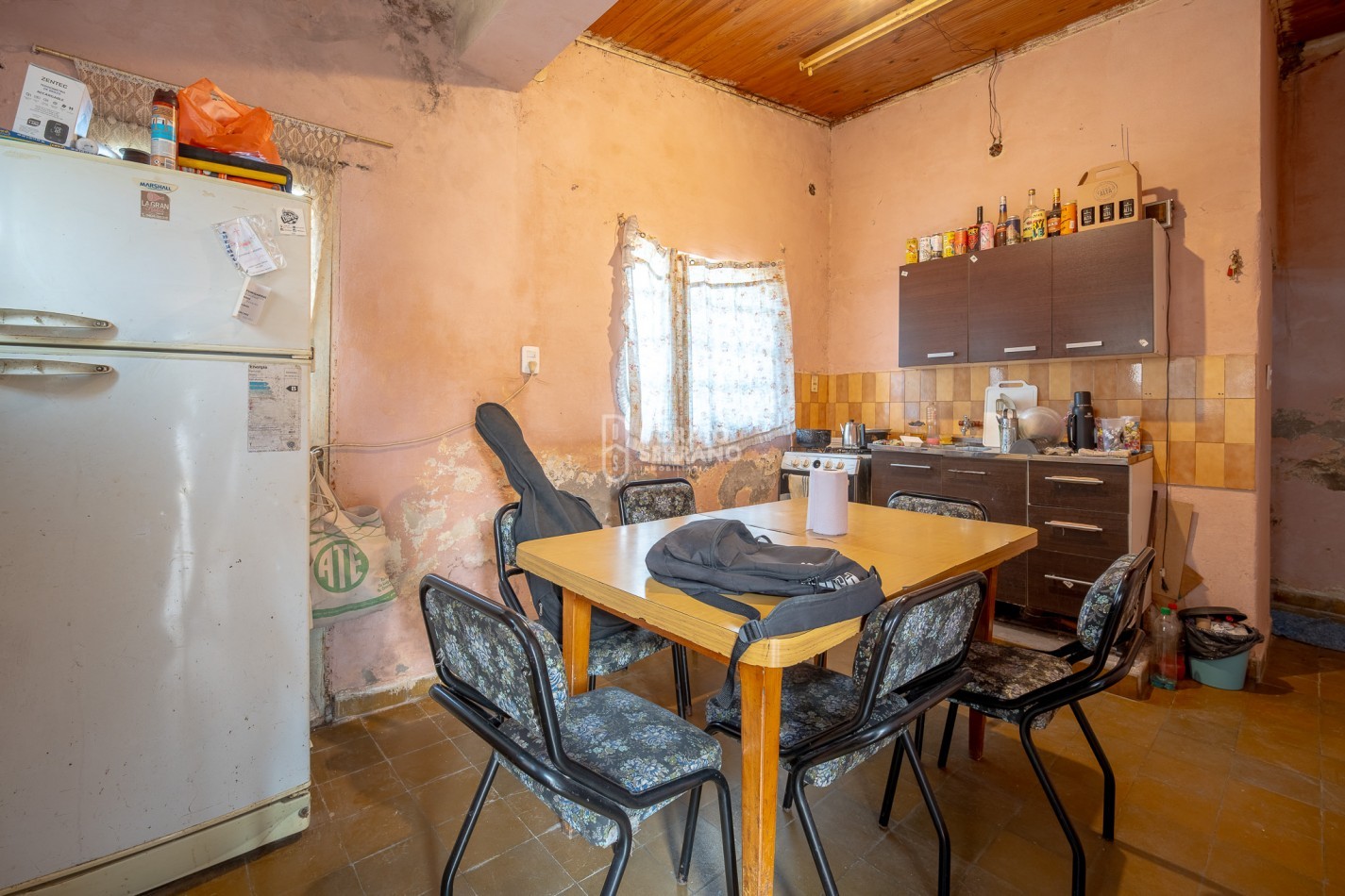 LOTE + PLUS CASA A DEMOLER O RECICLAR - TODOS LOS SERVICIOS EN SECTOR URBANO.