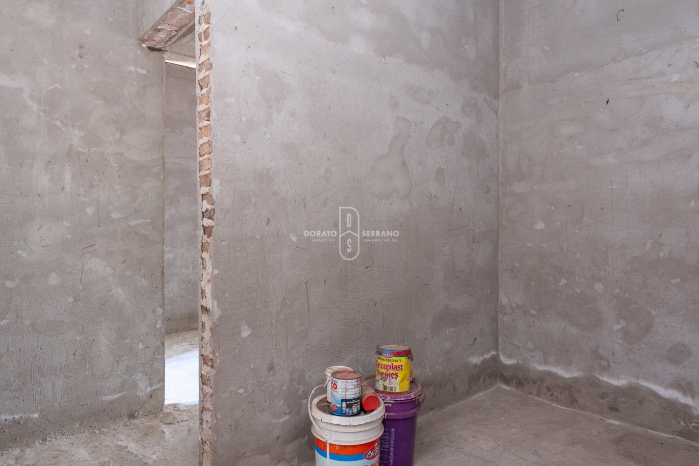 ICONICO SALON COMERCIAL + DEPTOS. A TERMINAR.  