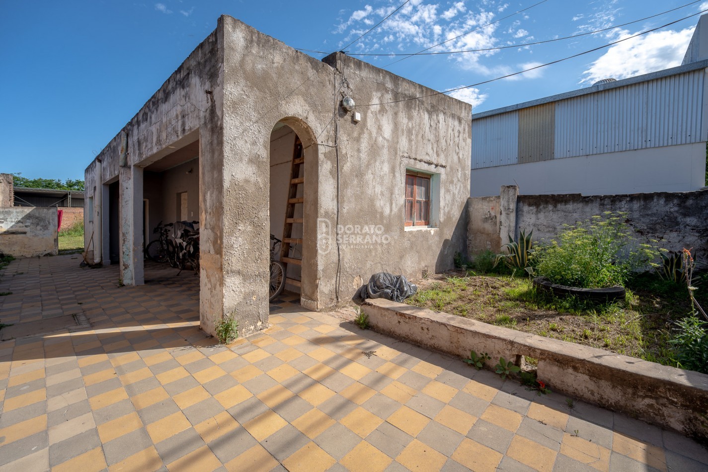 LOTE + PLUS CASA A DEMOLER O RECICLAR - TODOS LOS SERVICIOS EN SECTOR URBANO.