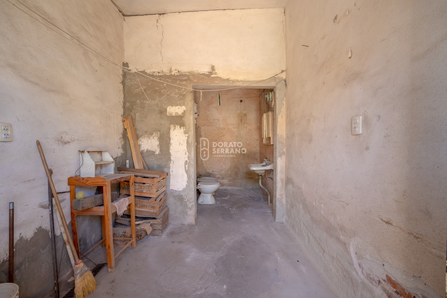 CASA CON LOCAL - PROYECTAR SIN LIMITES! AREA CENTRAL! 