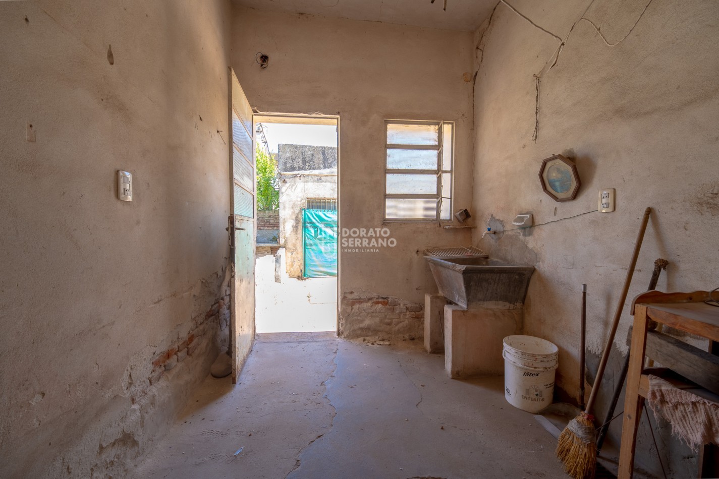 CASA CON LOCAL - PROYECTAR SIN LIMITES! AREA CENTRAL! 