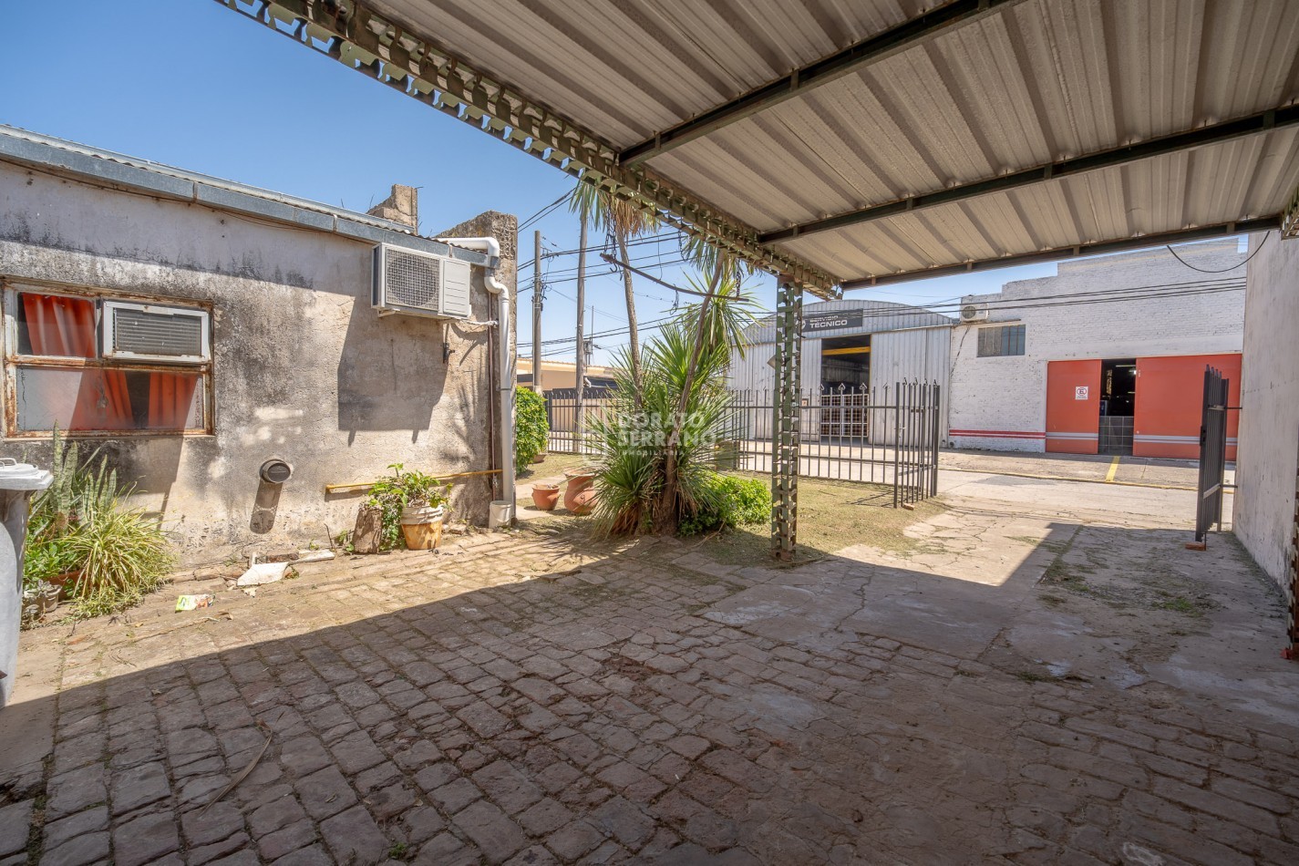 LOTE EN BARRIO FLORIDA! TODOS LOS SERVICIOS - PLUS EDIFICADO A DEMOLER O RECICLAR. 