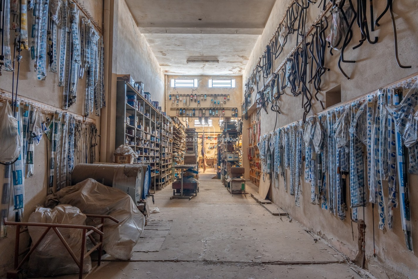 ICONICO SALON COMERCIAL + DEPTOS. A TERMINAR.  