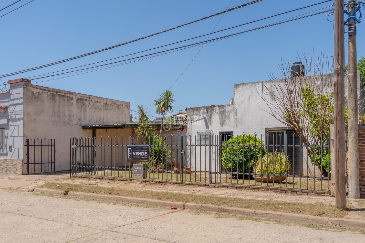 LOTE EN BARRIO FLORIDA! TODOS LOS SERVICIOS - PLUS EDIFICADO A DEMOLER O RECICLAR. 