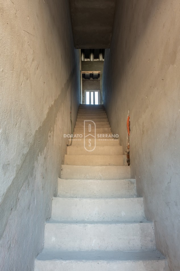 ICONICO SALON COMERCIAL + DEPTOS. A TERMINAR.  