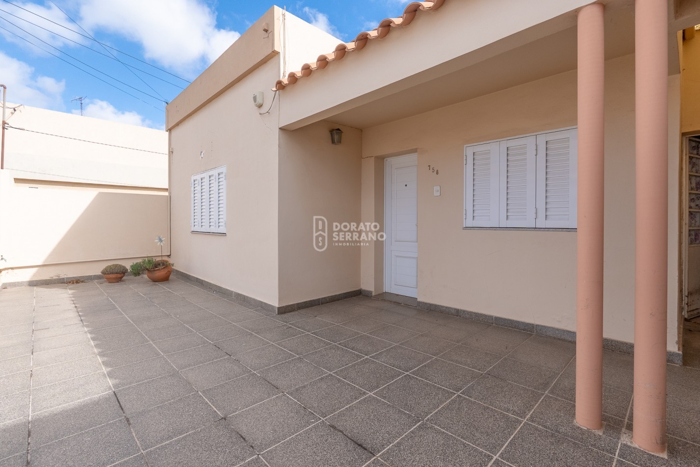 CASA + 750 M2 DE LOTE! Todos los servicios!