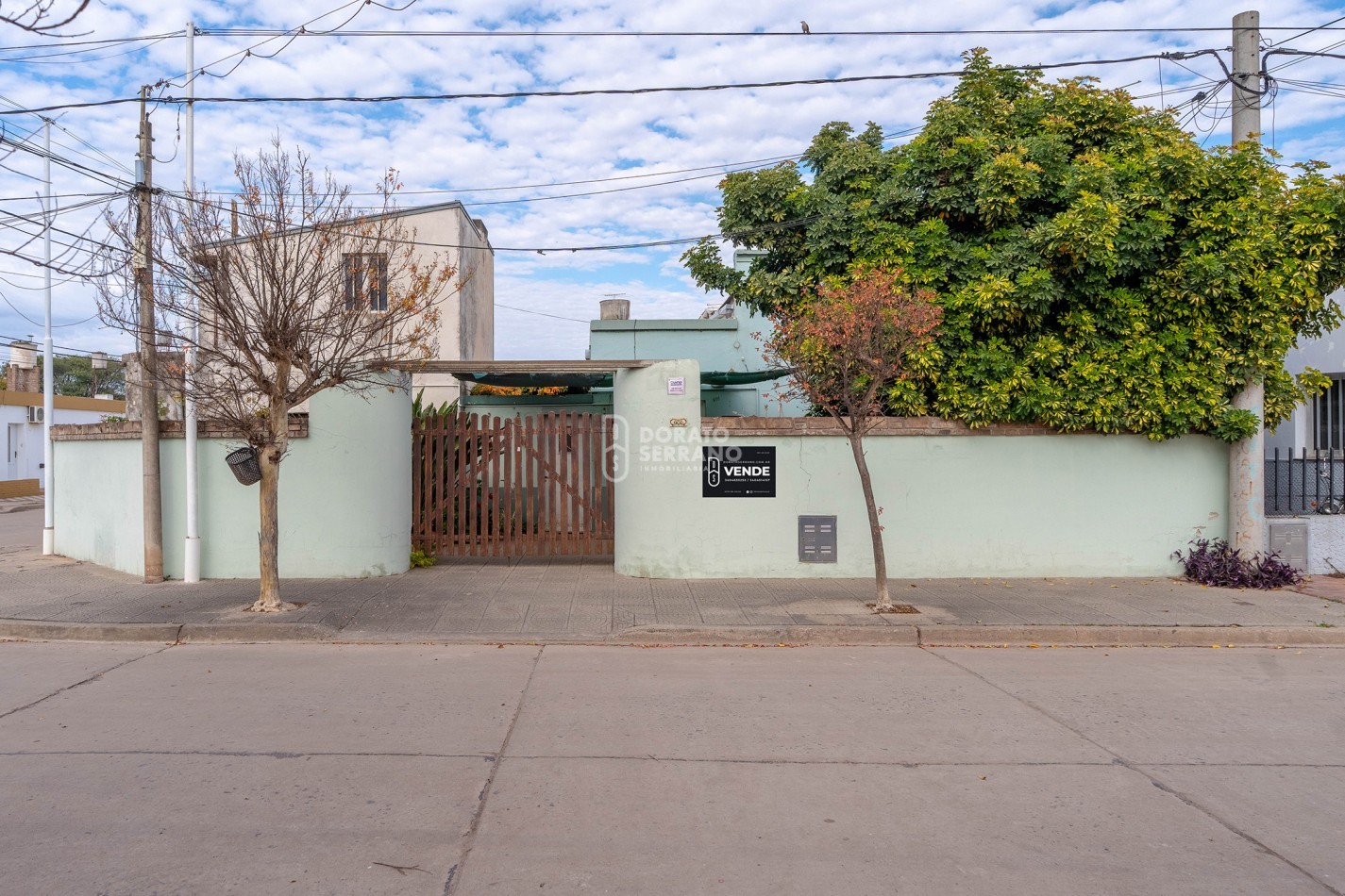 CASA EN ESQUINA & TODOS LOS SERVICIOS.