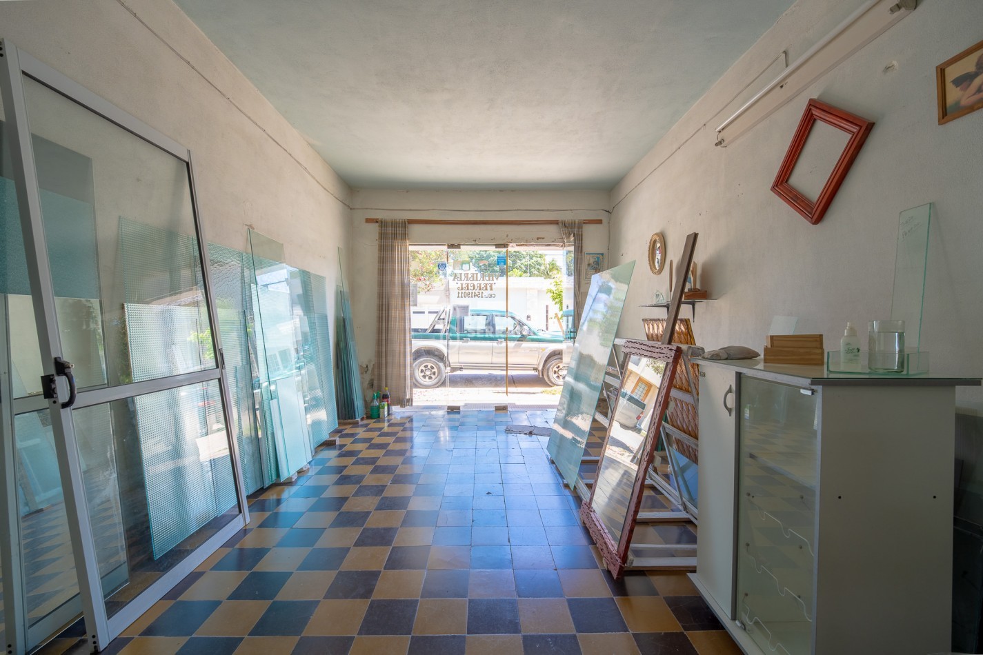 CASA CON LOCAL - PROYECTAR SIN LIMITES! AREA CENTRAL! 