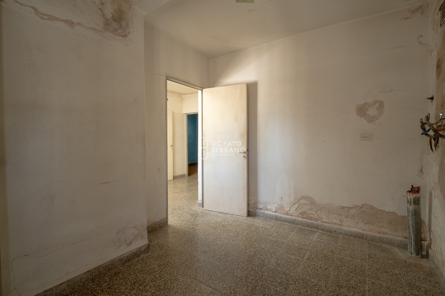 CASA CON LOCAL - PROYECTAR SIN LIMITES! AREA CENTRAL! 