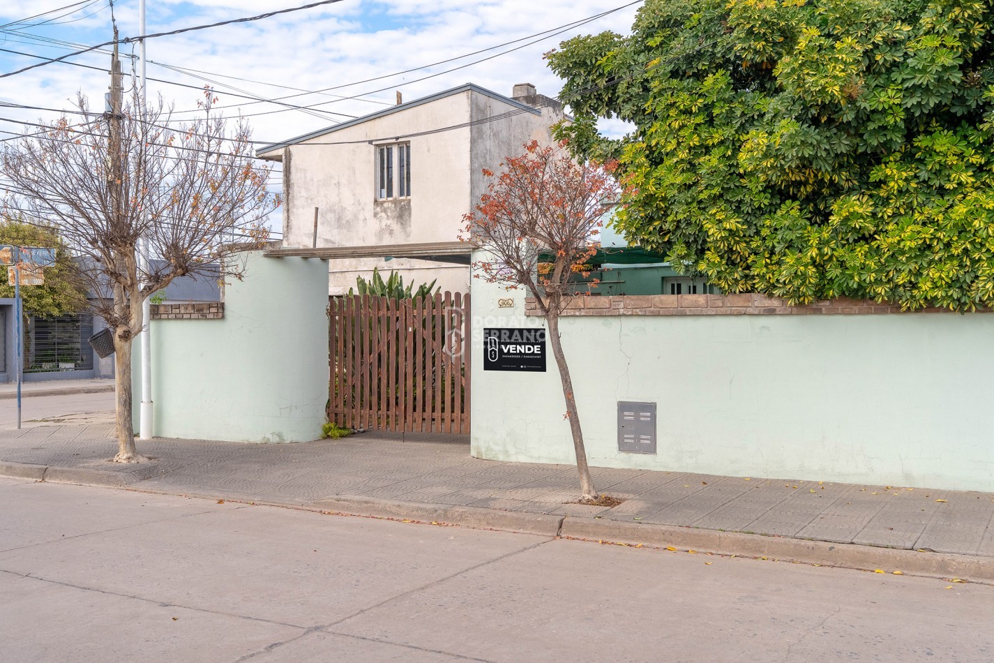 CASA EN ESQUINA & TODOS LOS SERVICIOS.