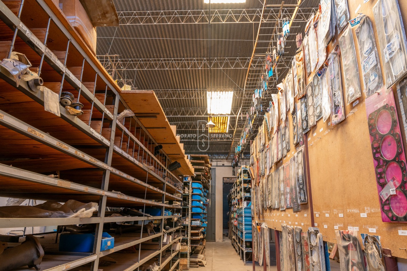 ICONICO SALON COMERCIAL + DEPTOS. A TERMINAR.  