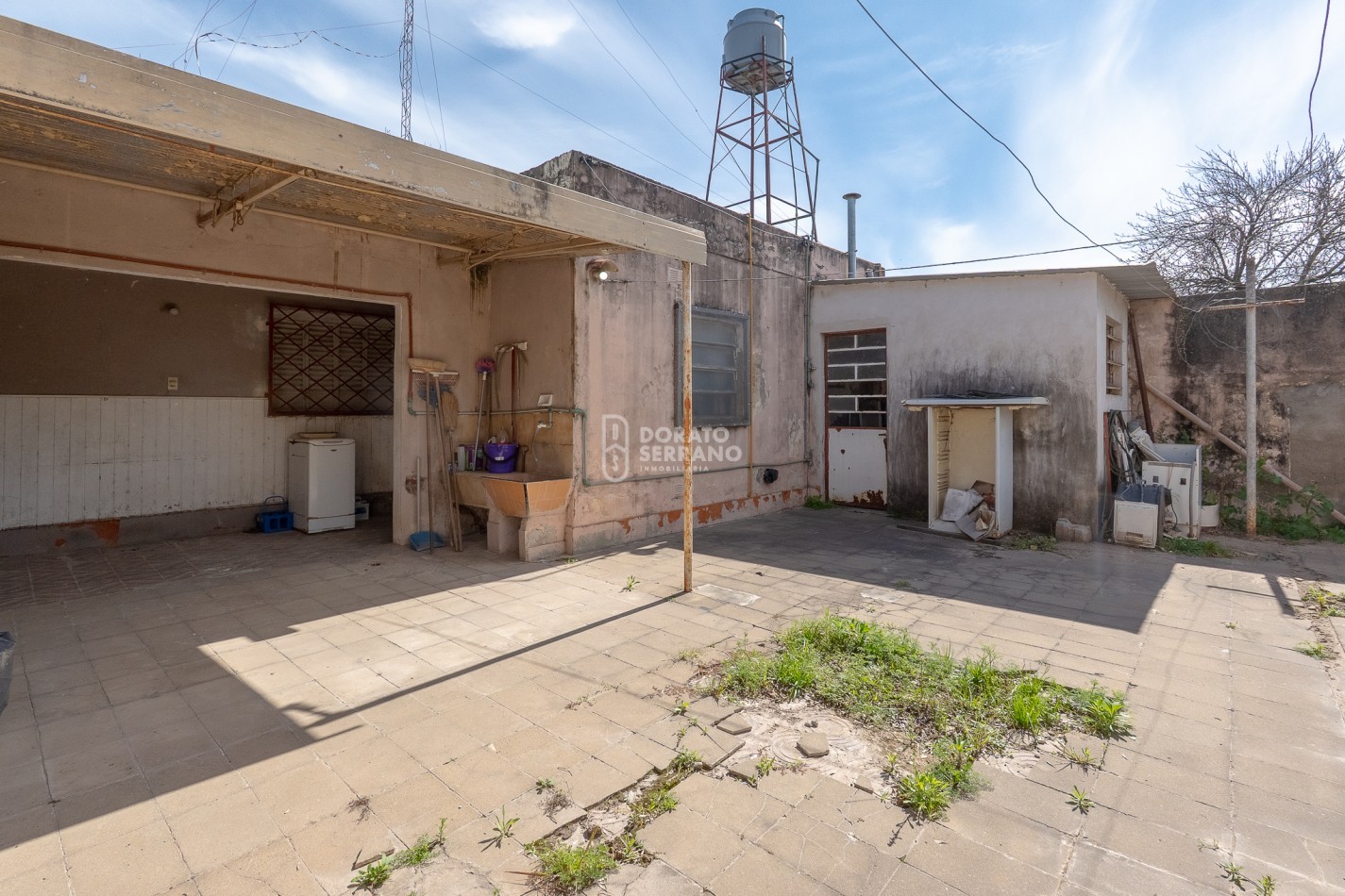 CASA EN ESQUINA! TODOS LOS SERVICIOS!