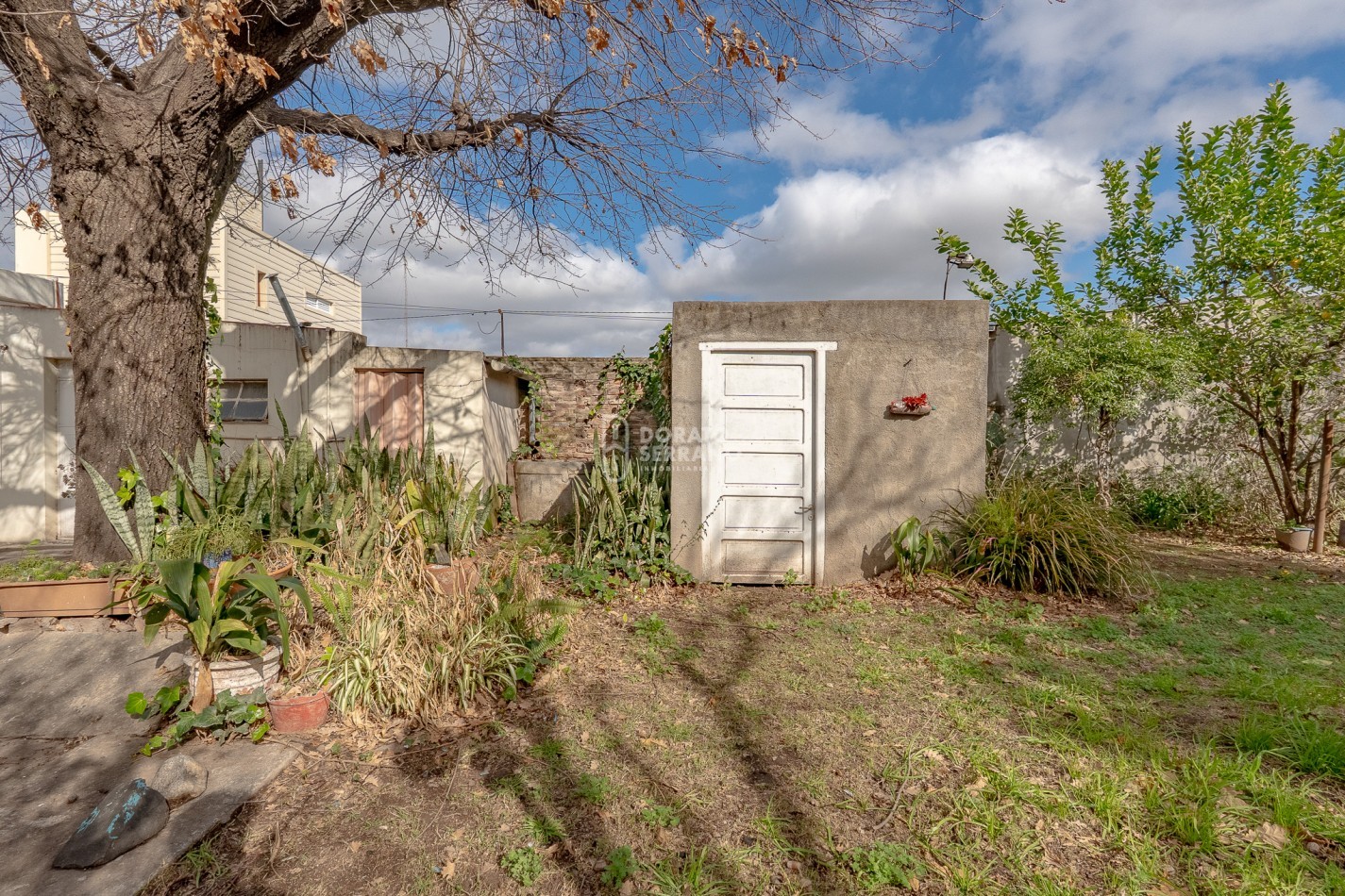 CASA + 750 M2 DE LOTE! Todos los servicios!