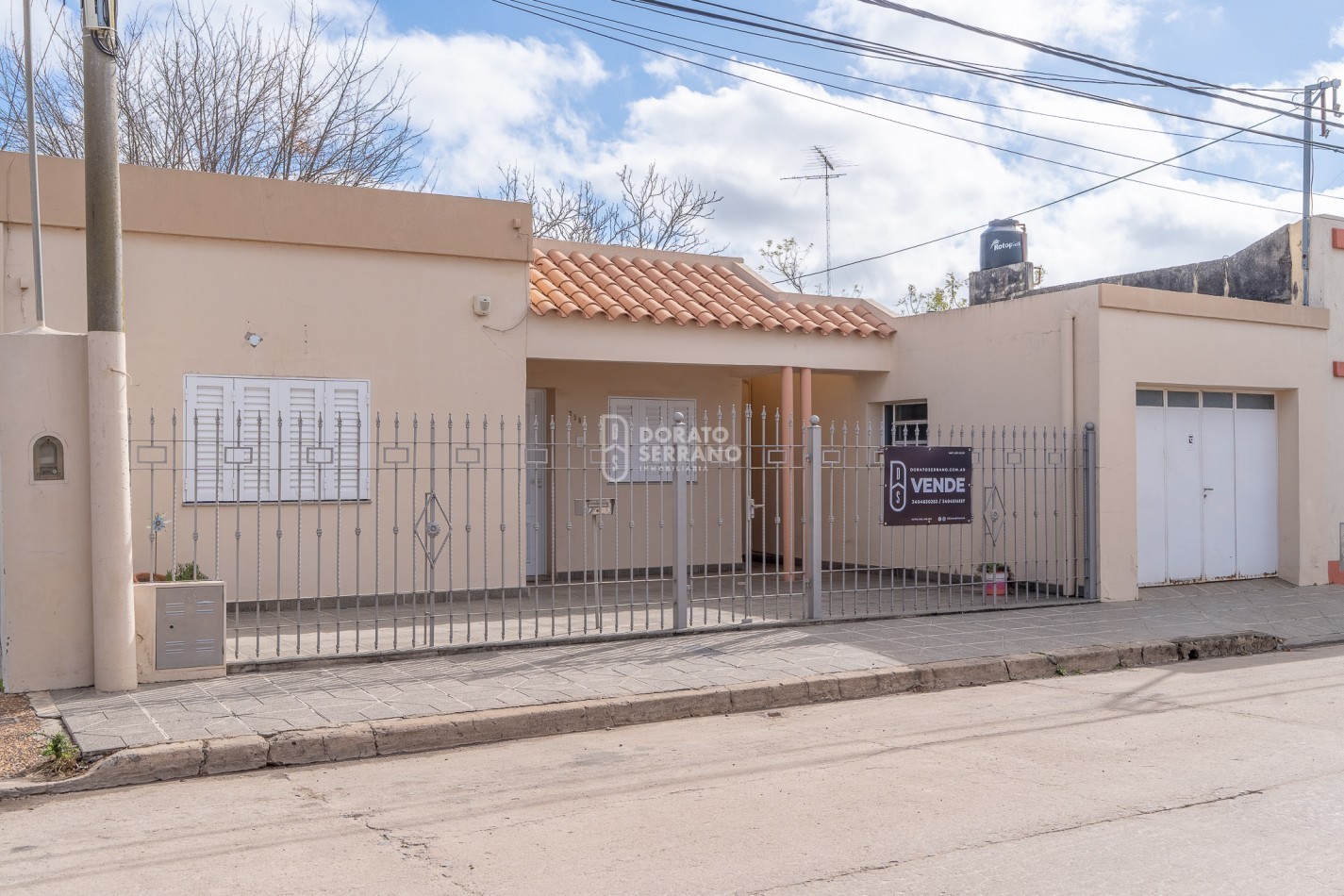 CASA + 750 M2 DE LOTE! Todos los servicios!