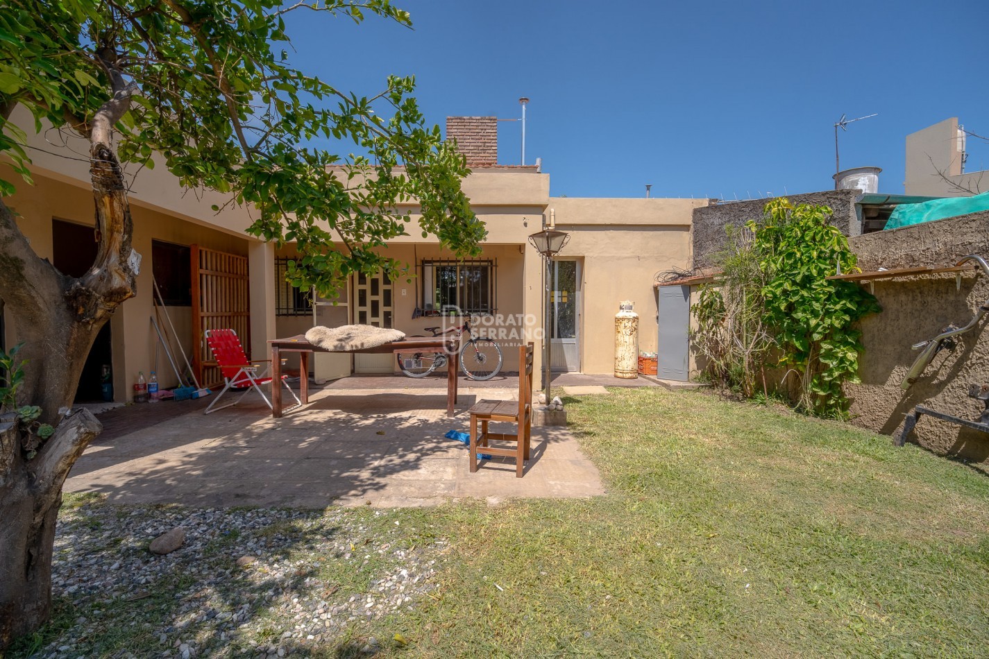 BONITA & LISTA PARA HABITAR! EN ESQUINA!