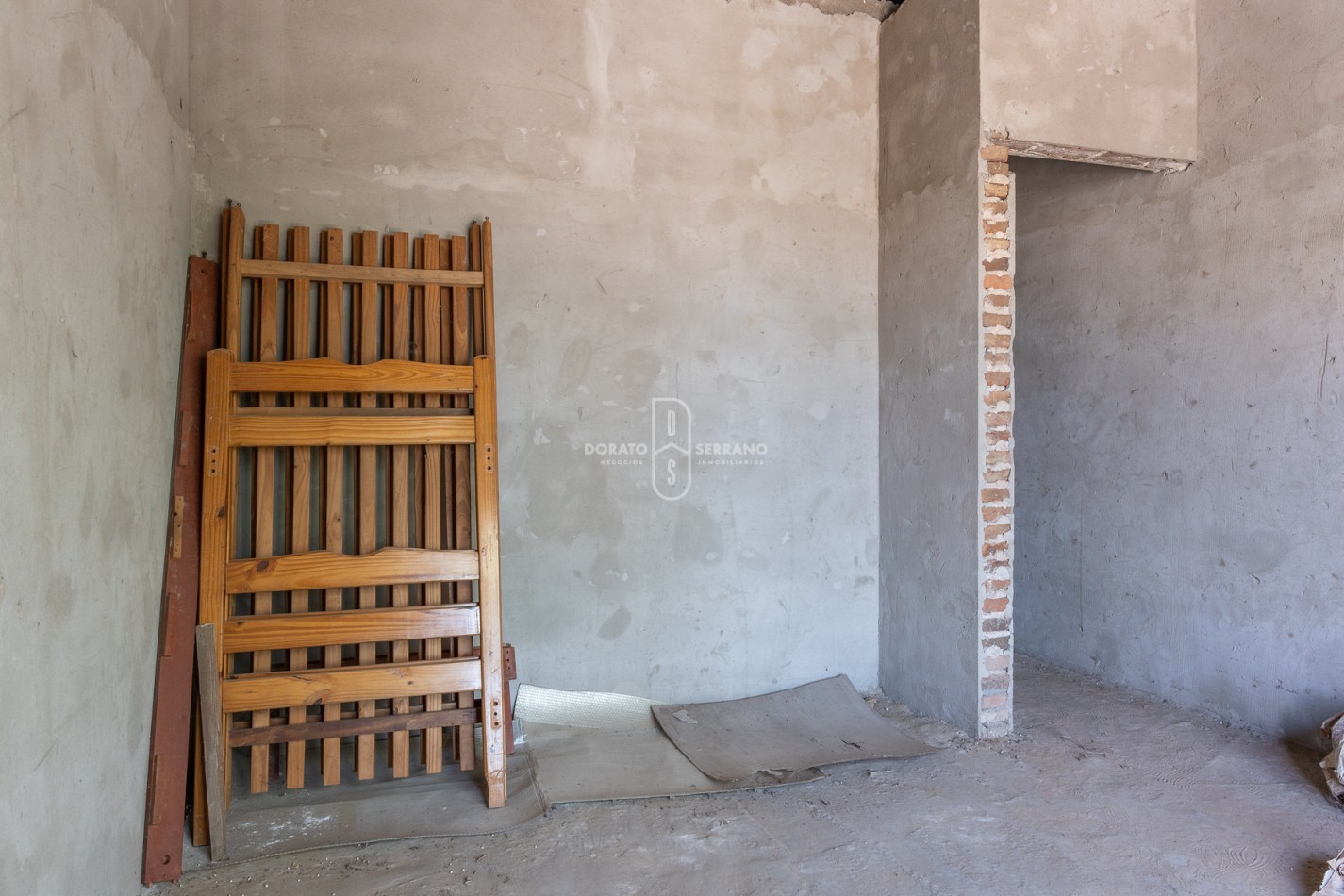 ICONICO SALON COMERCIAL + DEPTOS. A TERMINAR.  