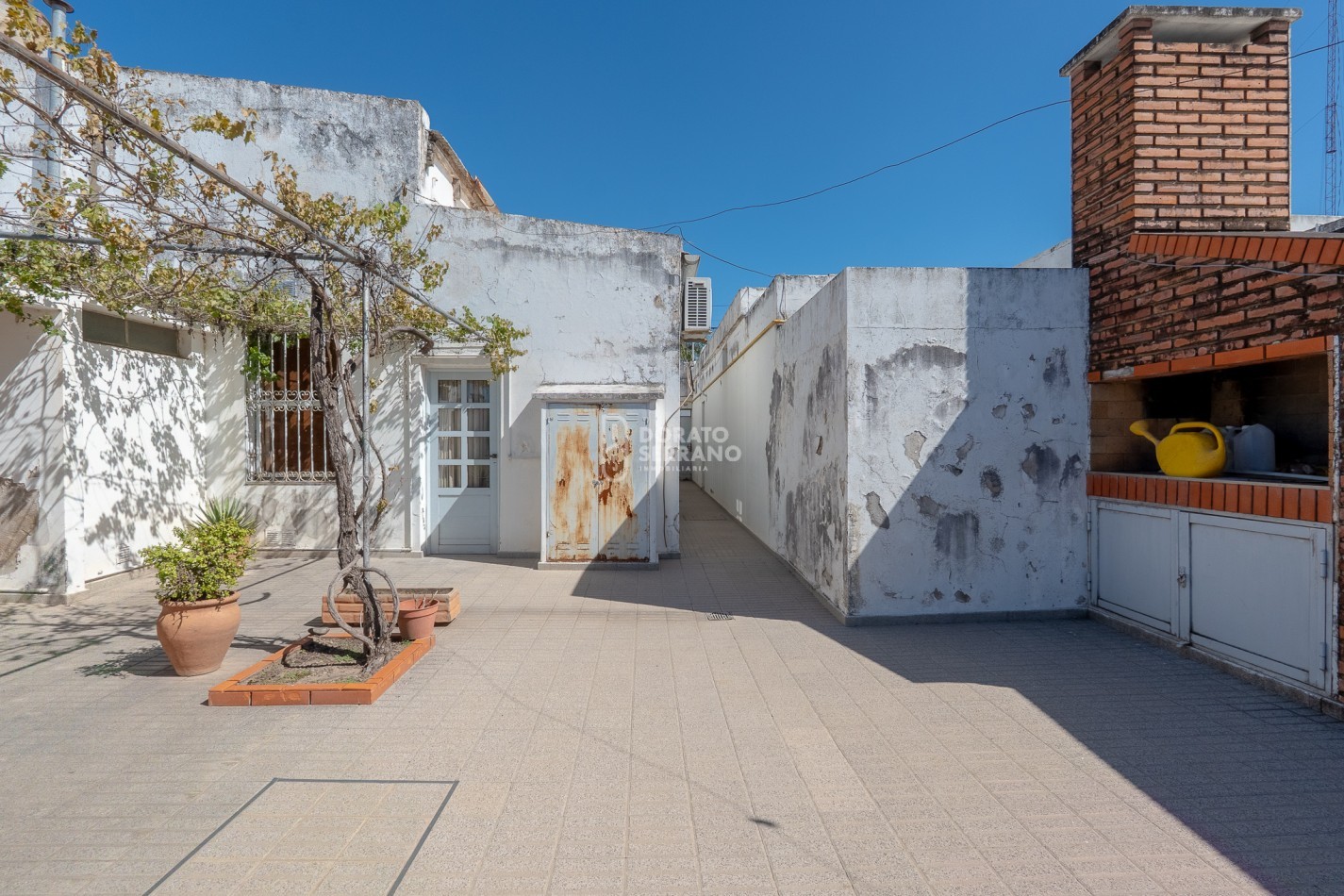 CASA + LOCAL SOBRE AVENIDA! 14 MTS. DE FRENTE!