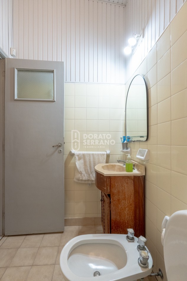 CASA + LOCAL SOBRE AVENIDA! 14 MTS. DE FRENTE!