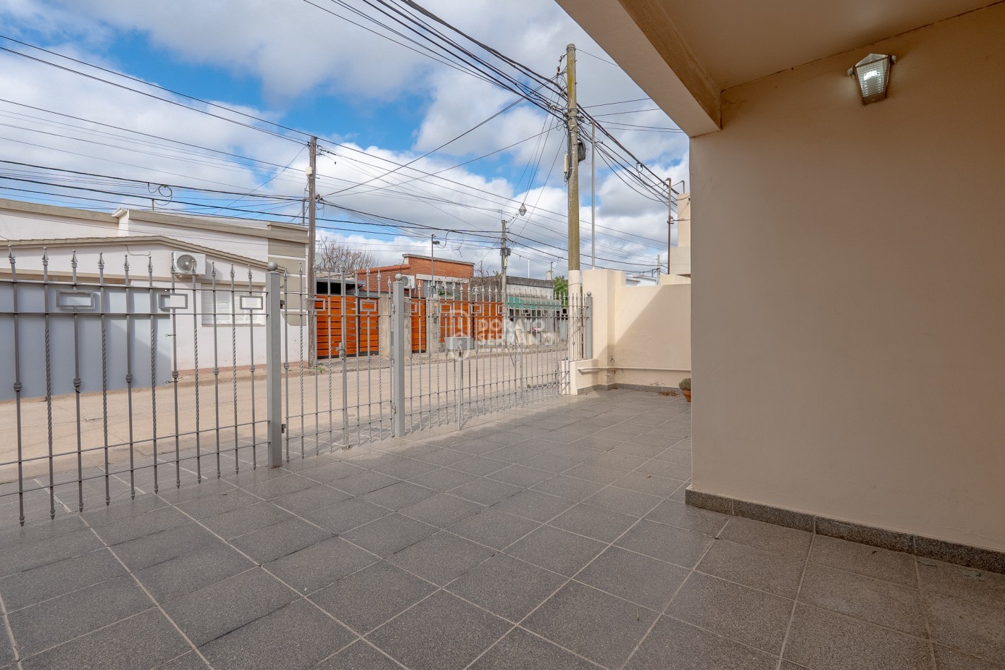 CASA + 750 M2 DE LOTE! Todos los servicios!