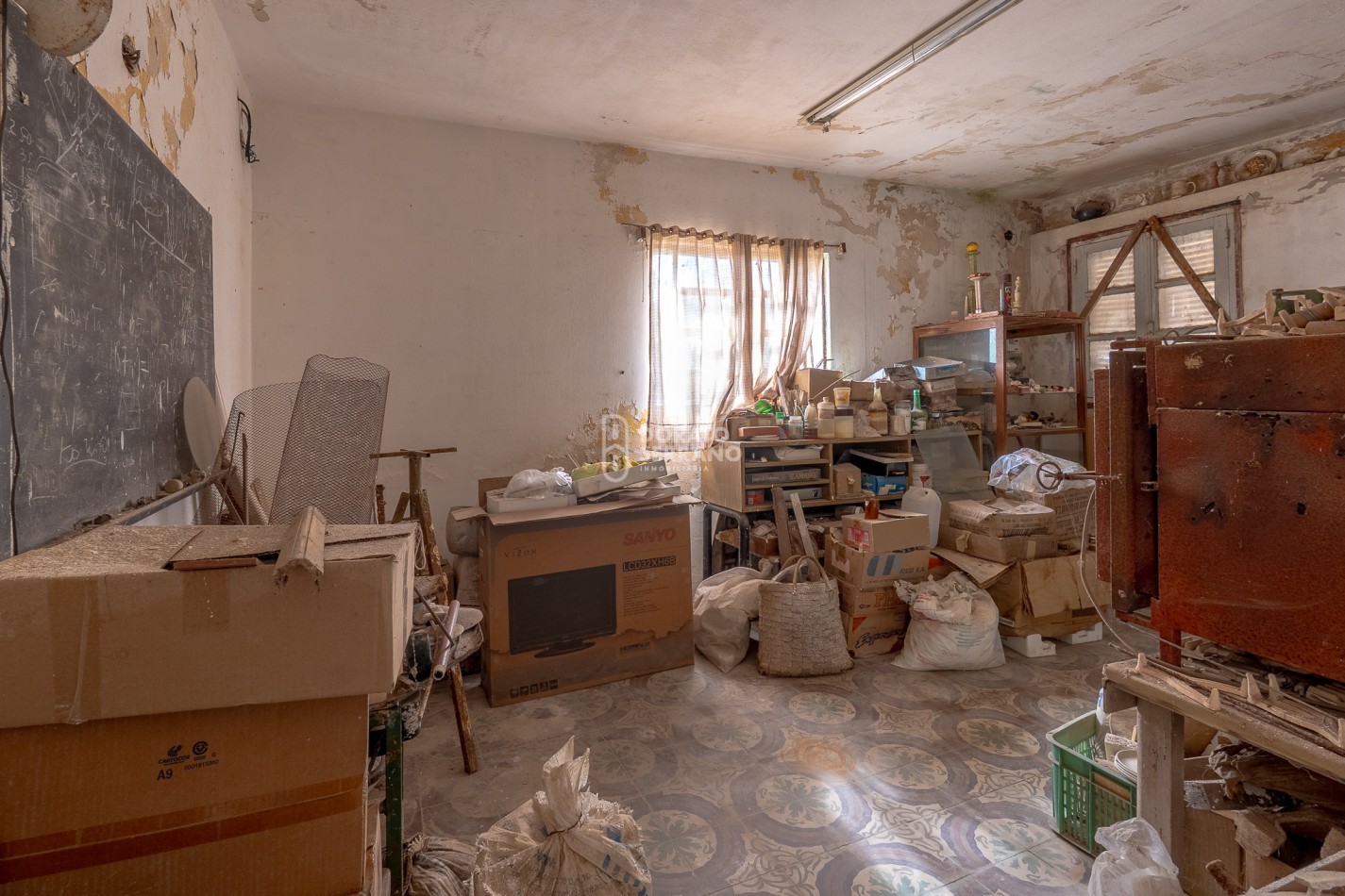 CASA EN ESQUINA & TODOS LOS SERVICIOS.