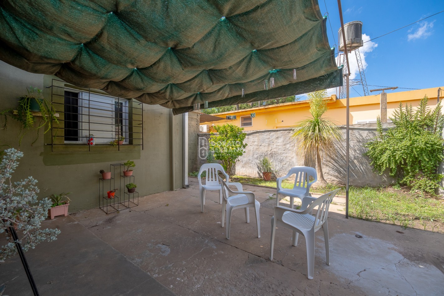 LISTA PARA HABITAR! TODOS LOS SERVICIOS! SOBRE AVDA!