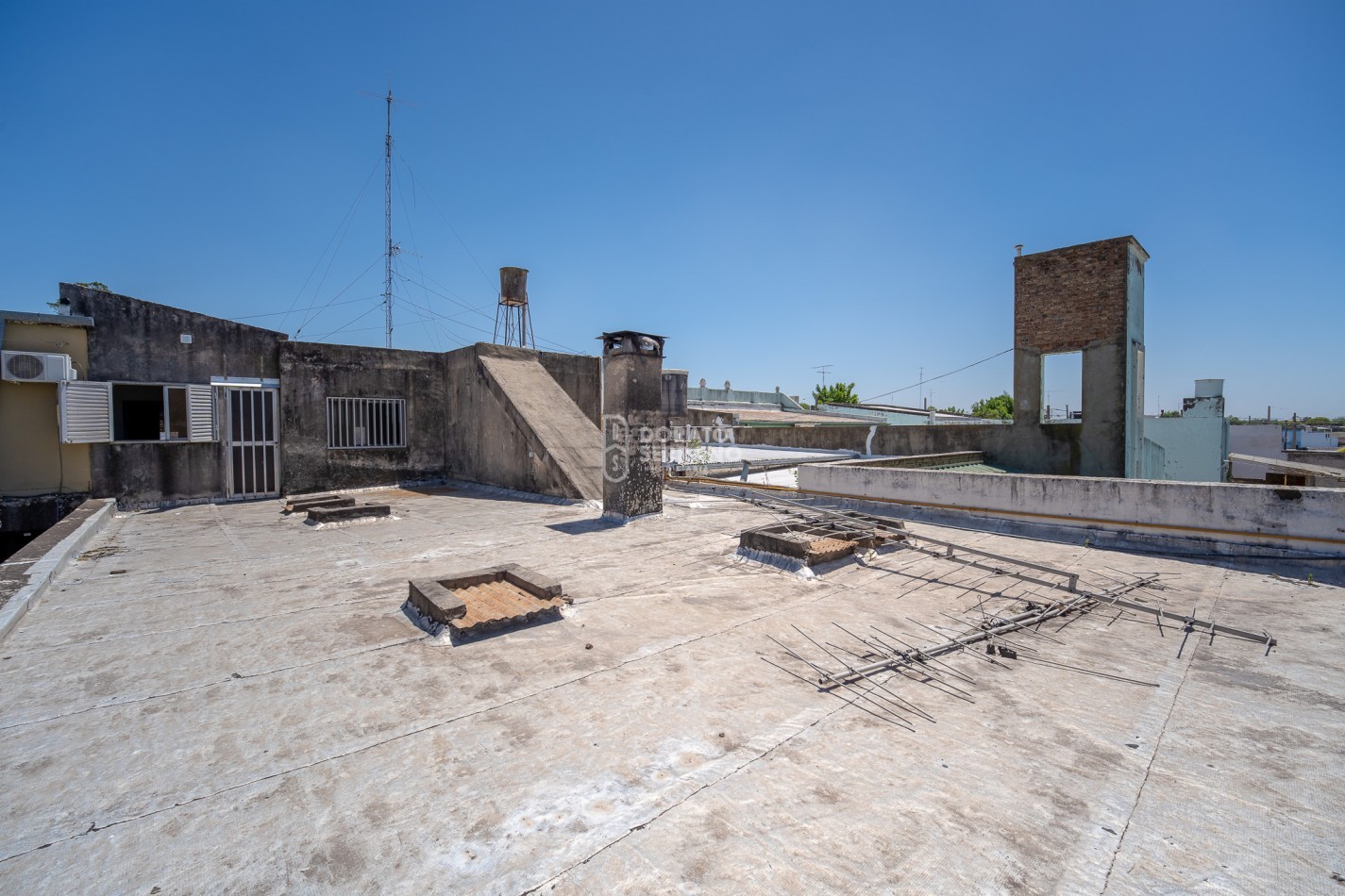 CASA CON LOCAL - PROYECTAR SIN LIMITES! AREA CENTRAL! 