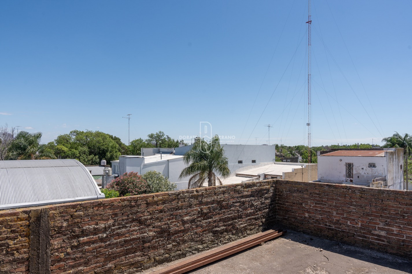 ICONICO SALON COMERCIAL + DEPTOS. A TERMINAR.  