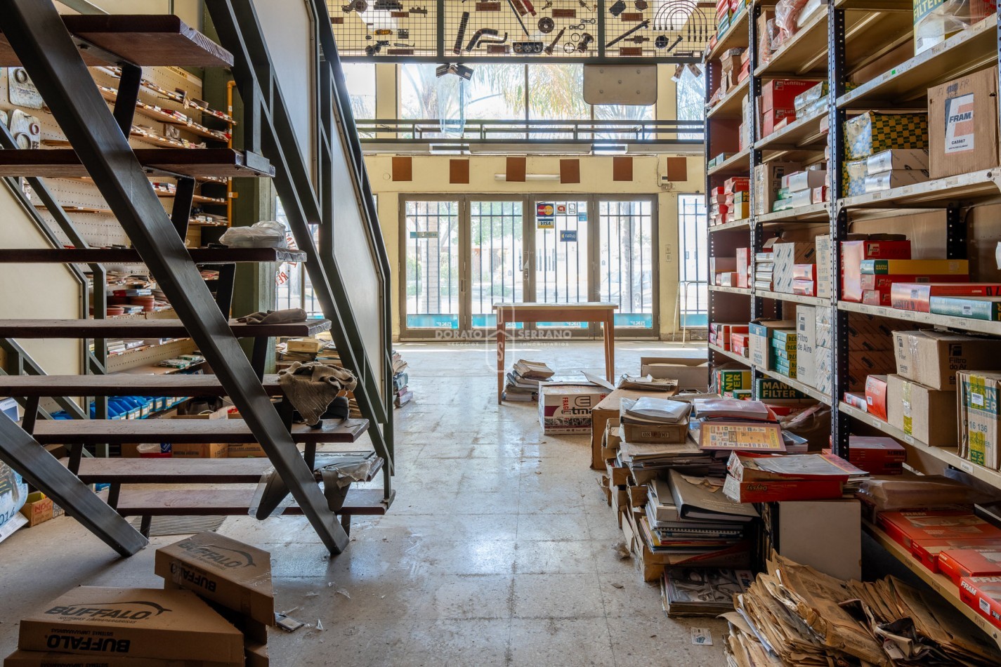 ICONICO SALON COMERCIAL + DEPTOS. A TERMINAR.  