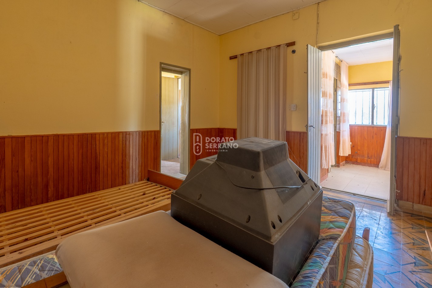 GRAN SUPERFICIE - TODOS LOS SERVICIOS - CASA A RECICLAR!