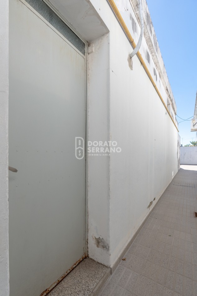 CASA + LOCAL SOBRE AVENIDA! 14 MTS. DE FRENTE!